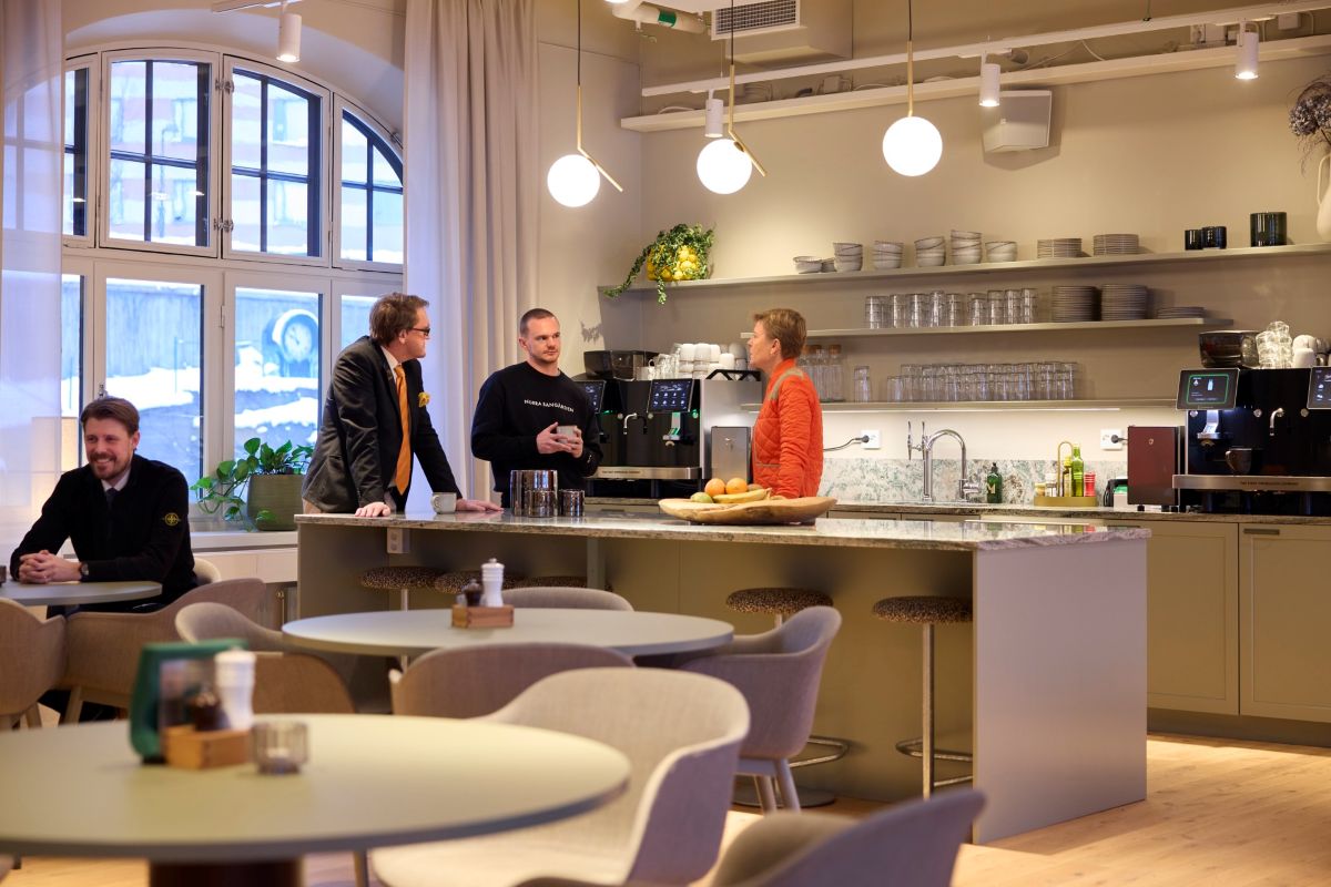 Castellum huvudkontor kollegor i kök.jpg